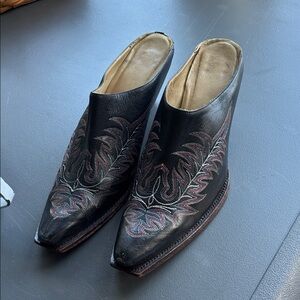 Lucchese Charlie Horse. Vintage Black Leather Women’s Slip on Mules. Size 11
